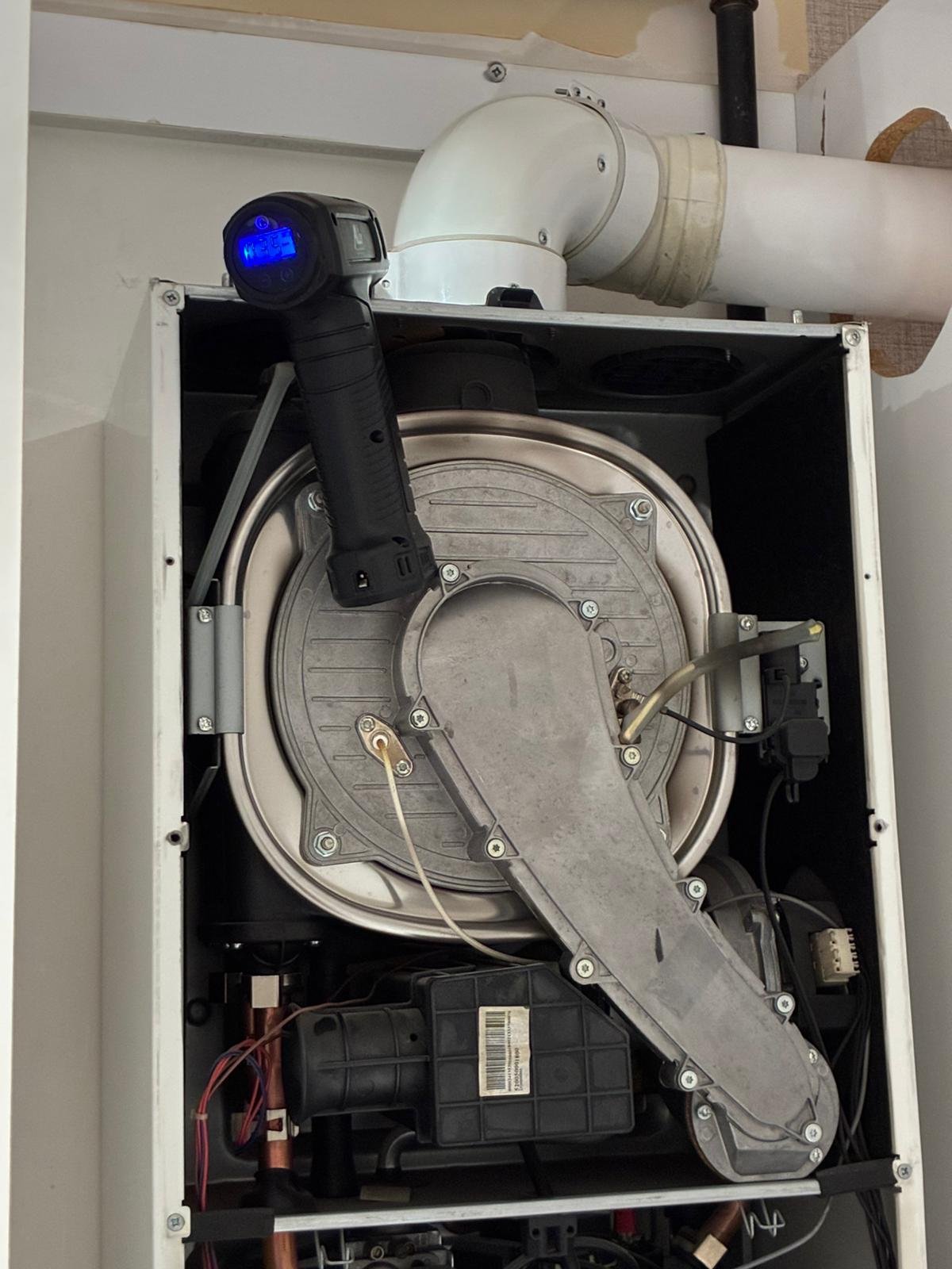 3A1E Teknik kombi servisinde açılmış cihaz kontrolü
